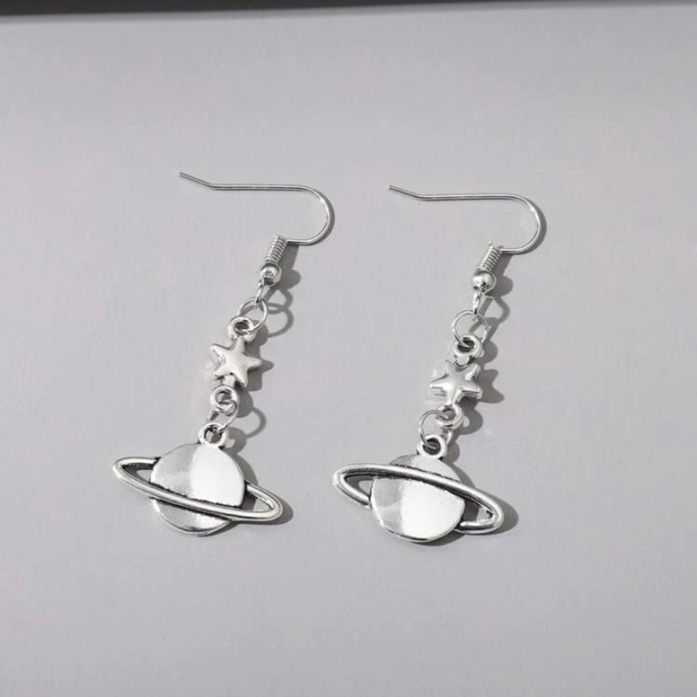 Pair of silver planet drop earrings, dangle, star, cute, space lover - Picture 3 of 3